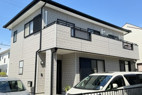 【水戸市の外壁塗装施工事例】現状色のダブルトーン塗装で新築時の美しさを再現